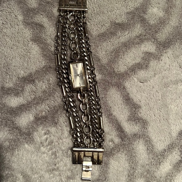 Guess silver chain bracelet watch with silver face! - Picture 1 of 7